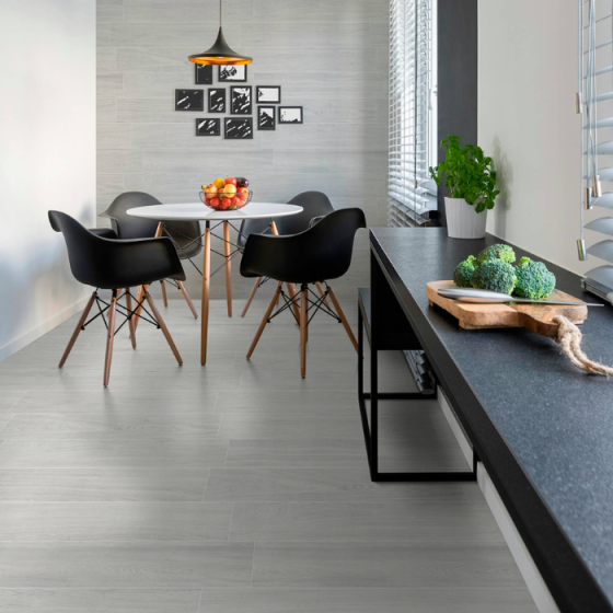 Banak Blanco 23x120cm πλακάκι τύπου ξύλου της Keros, ανθεκτικό πορσελάνινο πλακάκι για δάπεδα και τοίχους σε εσωτερικούς και εξωτερικούς χώρους, ιδανικό για σαλόνι, κουζίνα, μπάνιο και βεράντα