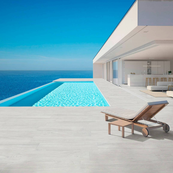 Banak Blanco 23x120cm πλακάκι τύπου ξύλου της Keros, ανθεκτικό πορσελάνινο πλακάκι για δάπεδα και τοίχους σε εσωτερικούς και εξωτερικούς χώρους, ιδανικό για σαλόνι, κουζίνα, μπάνιο και βεράντα