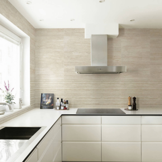 Κεραμικό πλακάκι τοίχου με ματ μαρμάρινη όψη, κυματιστό ανάγλυφο σχέδιο και ζεστή μπεζ απόχρωση από τη σειρά Toscana της KEROS.